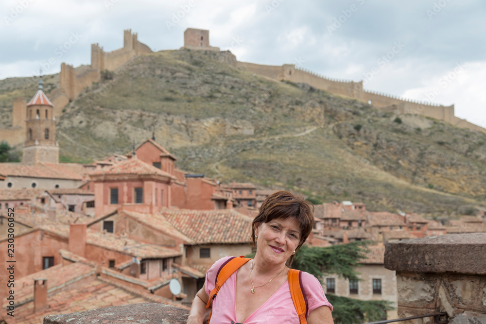 Φωτογραφία portrait of woman in Albarracin with the wall in the background, Teruel, Spain