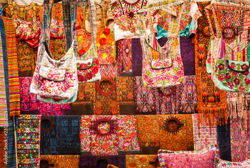 Alfombras y bolsos en mercado Chichicastenango