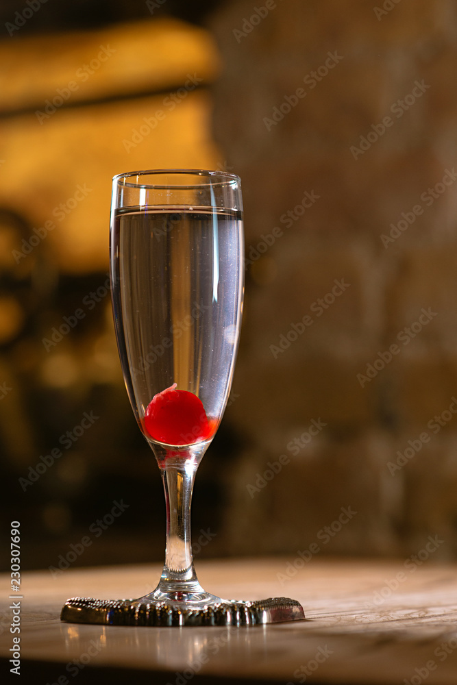 Φωτογραφία Kir Petillant (Kir Royal) alcohol cocktail on the table in the bar