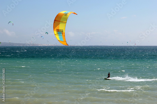 kitesurfer am strand von val de vaqueros nahe tarifa photo