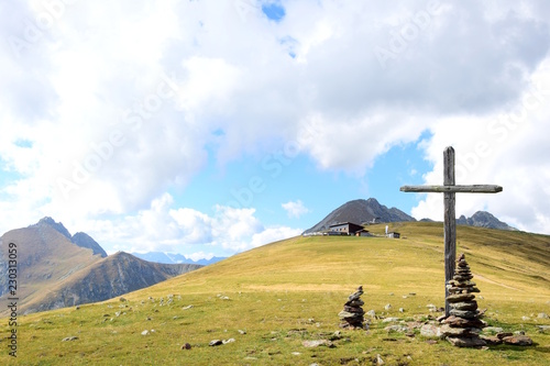 Holzkreuz mit Bergpanorama in Südtirol photo