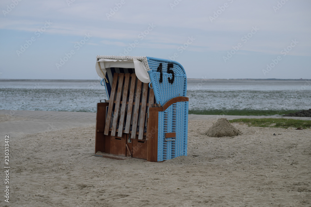 Blauer Strandkorb an der Nordseeküste - Stockfoto