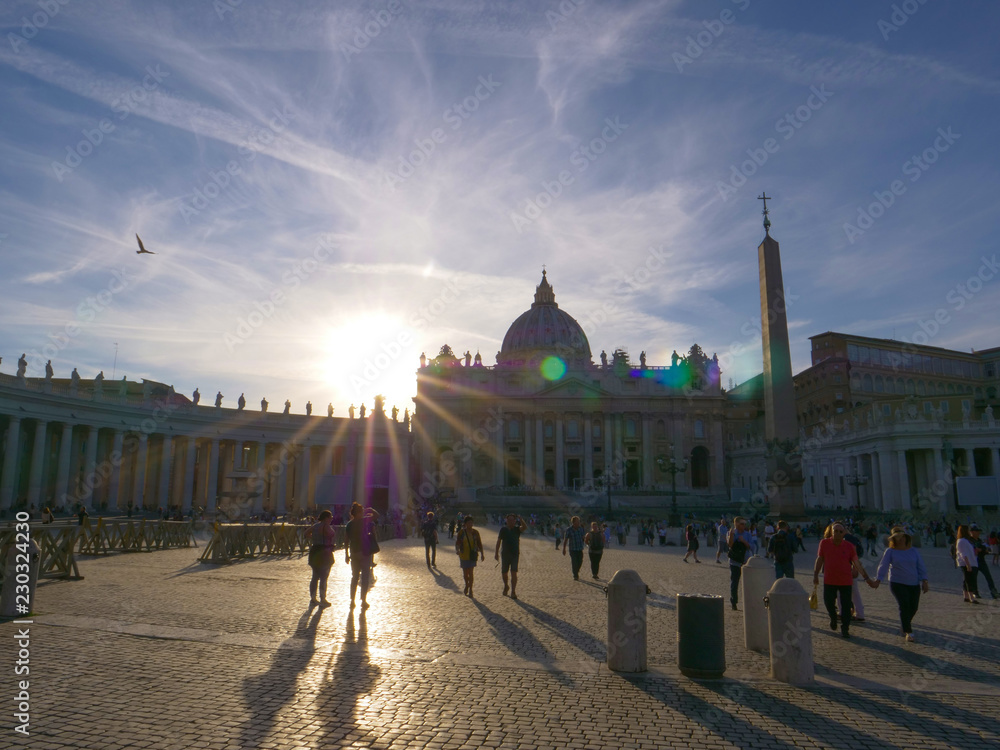 Obraz premium LENS FLARE: Masses of tourists crowd the large square in front of Sistine chapel