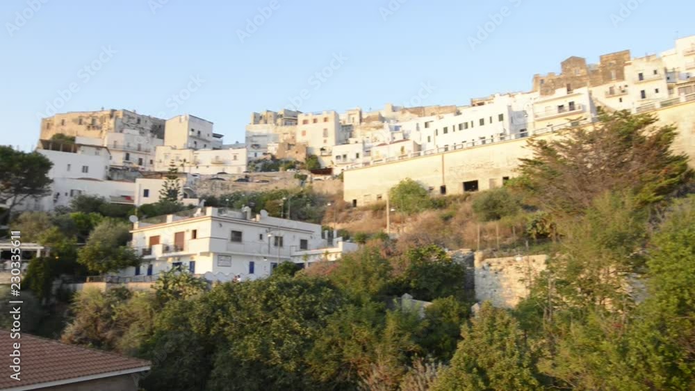 centro storico di Peschici, sul gargano, visto dalla spiaggia di sabbia centro storico di Peschici, sul gargano, visto dalla spiaggia di sabbia