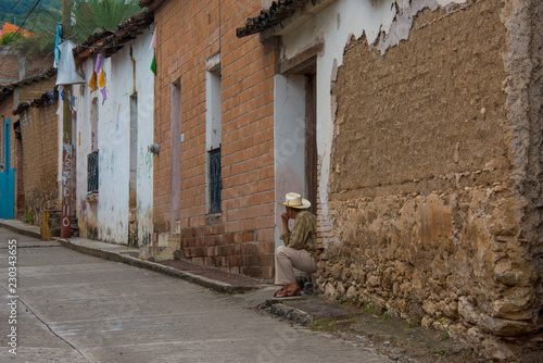 hombre esperando en poblado indigena, calle de adobe, casas indigenas © ClicksdeMexico