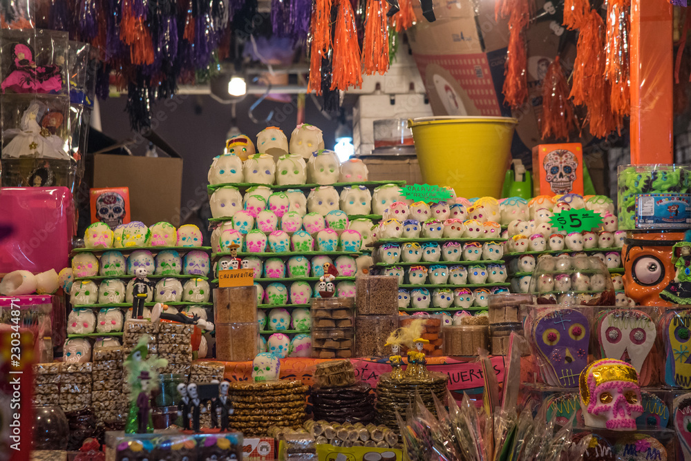 mercado mexicano dia de muertos calaveras de dulce color