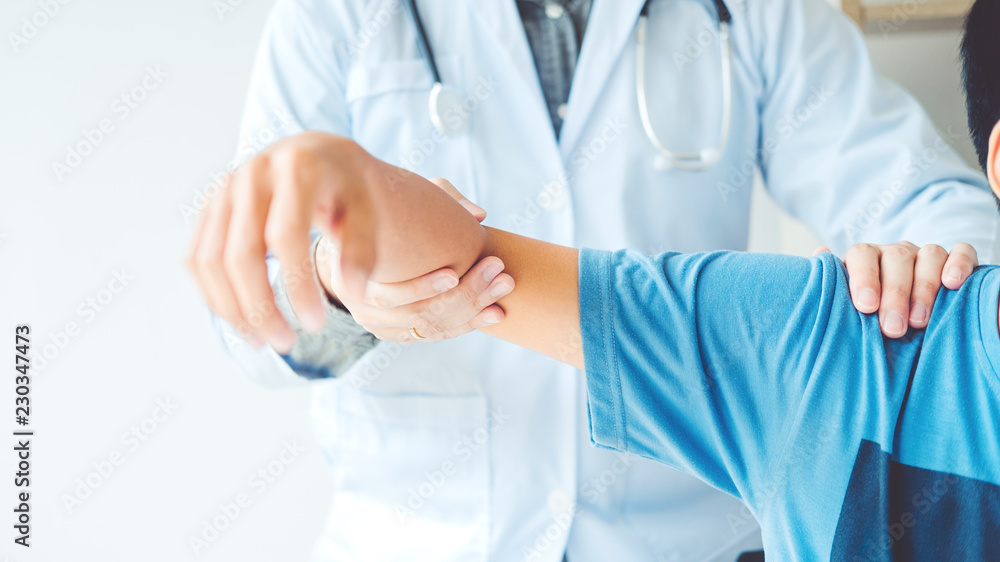 Doctor consulting with patient Shoulder problems Physical therapy diagnosing concept Doctor consulting with patient Shoulder problems Physical therapy diagnosing concept