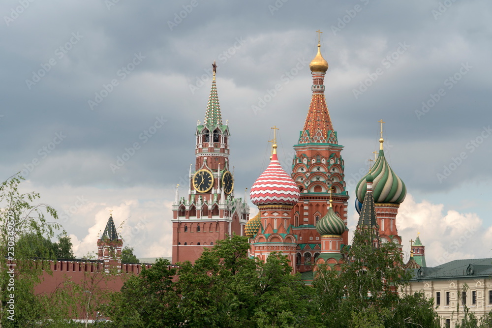Покровский собор и Спасская  башня Московского кремля.