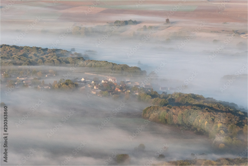 vue aérienne de la brume sur la vallée de la Seine près de Vernon dans l'Eure en France