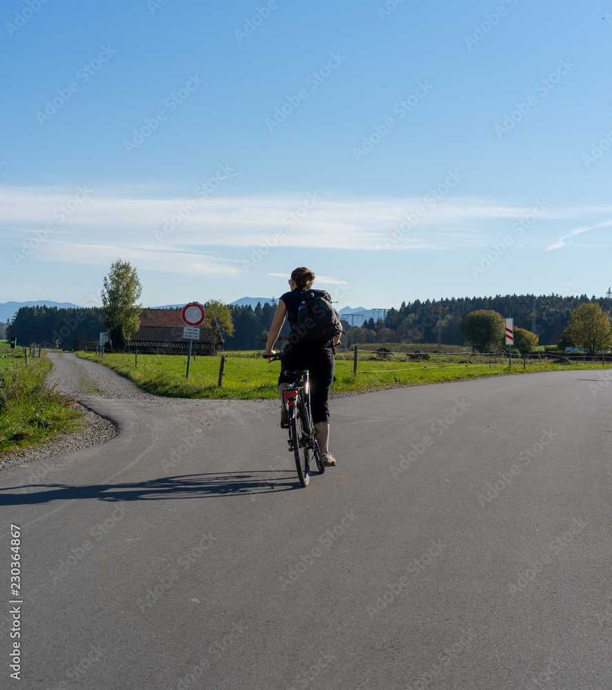 Obraz premium Girl cycling into the mountains