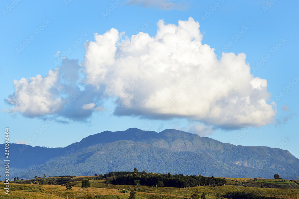 Fototapeta premium Beautiful clouds with blue sky landscape of mountain in nature
