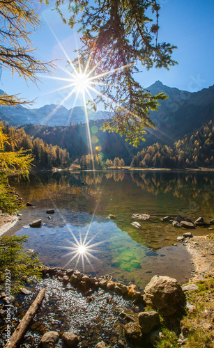 Doppelter Sonnenschein im Duisitzkarsee in Hochformat