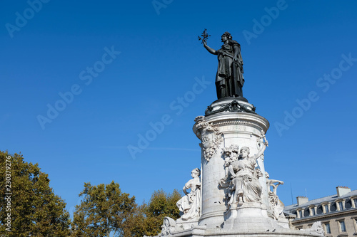 Statue - Place de la République - Paris photo