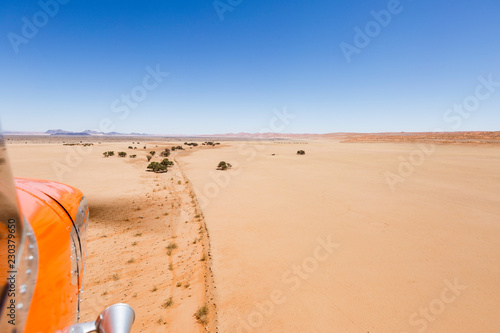 Luftaufnahme, Kleinflugzeug fliegt Richtung Sossusvlei, Namib-Wüste