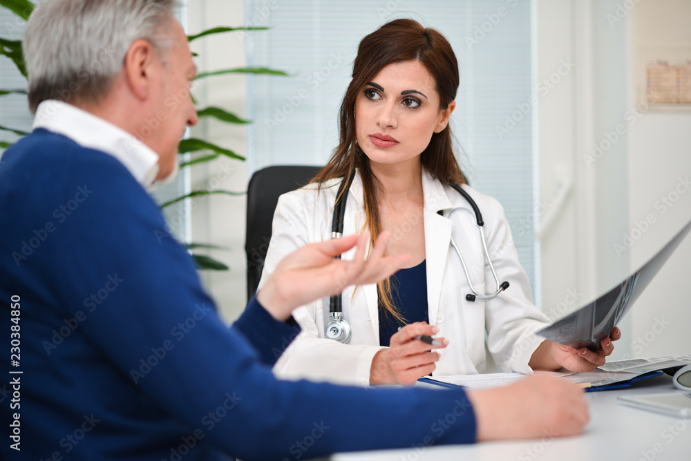 Fototapeta premium Doctor talking to her patient