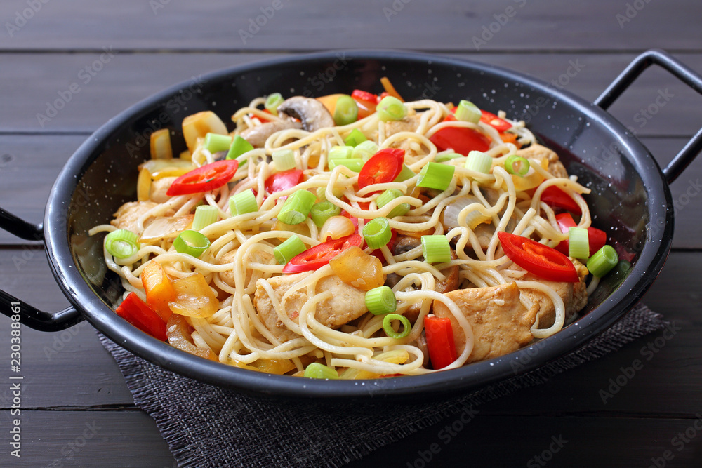 spaghetti con carne di pollo , legumi e verdure gastronomia Cinese spaghetti con carne di pollo , legumi e verdure gastronomia Cinese