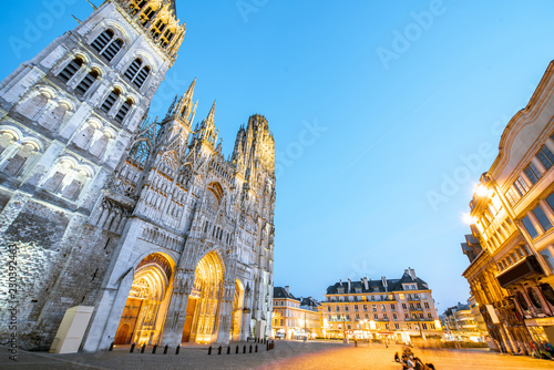 Φωτογραφία Night view on the famous illuminated cathedral in Rouen city, the capital of Nor