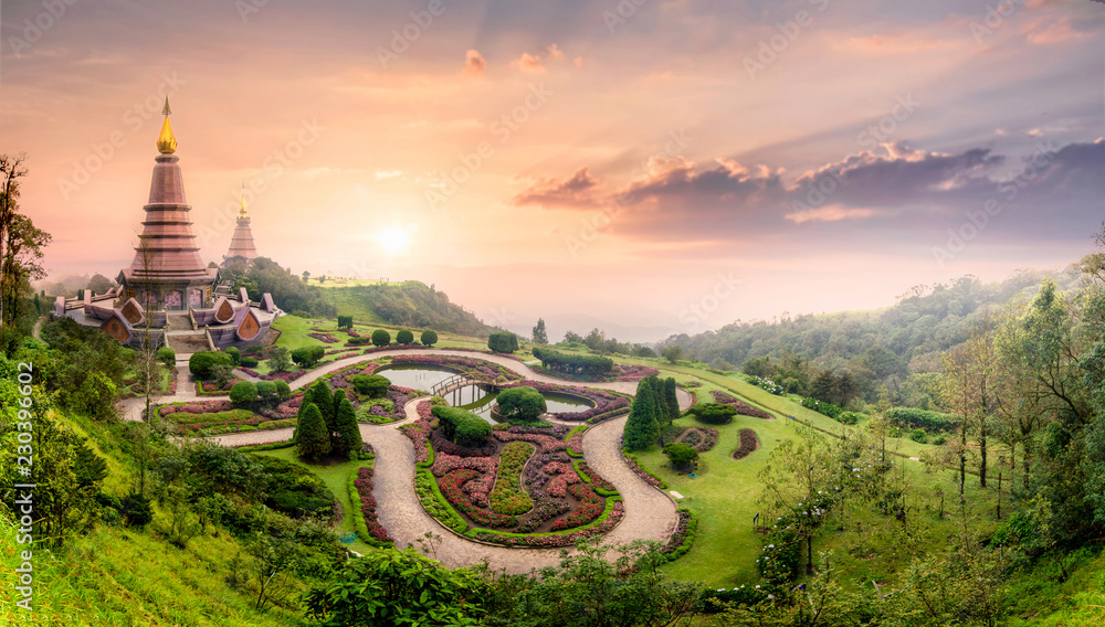 Naklejka premium Zabytkowa pagoda w parku narodowym doi Inthanon z mgły mgły podczas zachodu słońca timeat Chiang mai, Tajlandia.