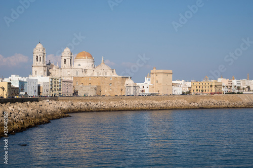 Catedral de Cádiz y sus reflejos en el mar, Andalucia, España