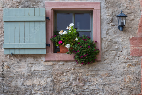 Fenster in einer Steinmauer