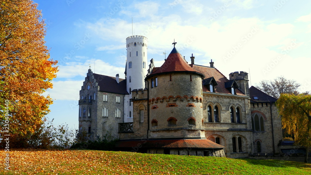 Schloss Lichtenstein auf der Schwäbischen Alb an herrlichem sonnigen Herbsttag