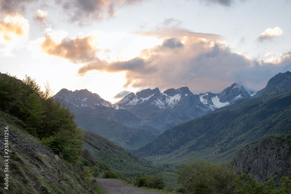 Fototapeta premium paisaje natural con cielo