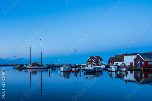 Blick auf den Hafen von Klintholm Havn in Dänemark photo