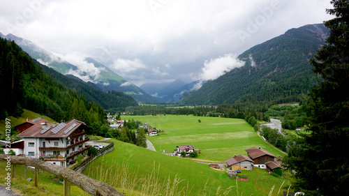 Dunkle Wolken über dem Lechtal/Dunkle Wolken über den Bergen des Oberen Lechtales in Tirol, Oesterreich; Häuser in grünen Wiesen