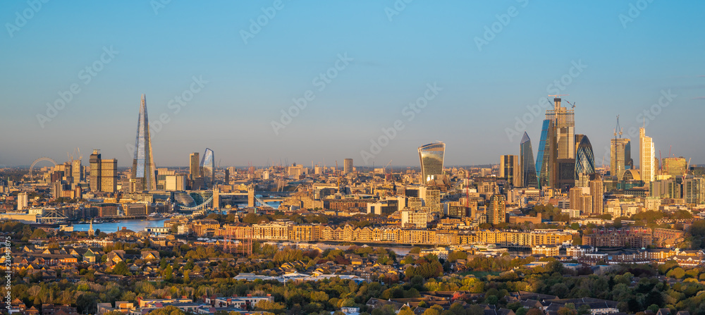 Fototapeta premium Panorama of London city. View of the city centre with historical and modern famous skyscraper buildings