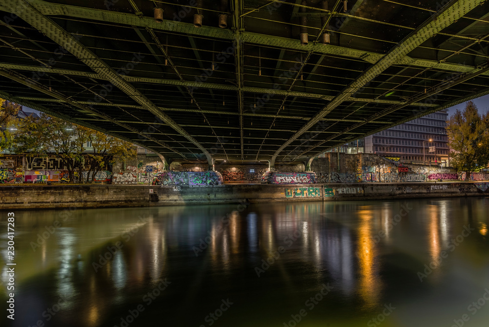 Donaukanal Wien - unter einer Brücke 1 Donaukanal Wien - unter einer Brücke 1