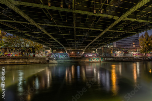 Donaukanal Wien - unter einer Brücke 1