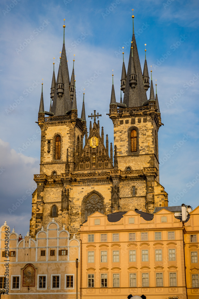 Fototapeta premium Église de Notre-Dame-de-Týn Place de la Vieille-Ville de Prague