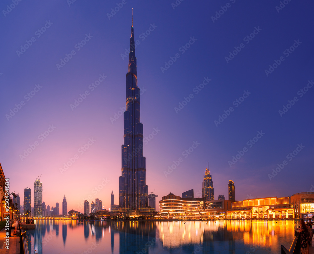 Fototapeta premium Piękny widok na panoramę Dubaju o zmierzchu, Zjednoczone Emiraty Arabskie