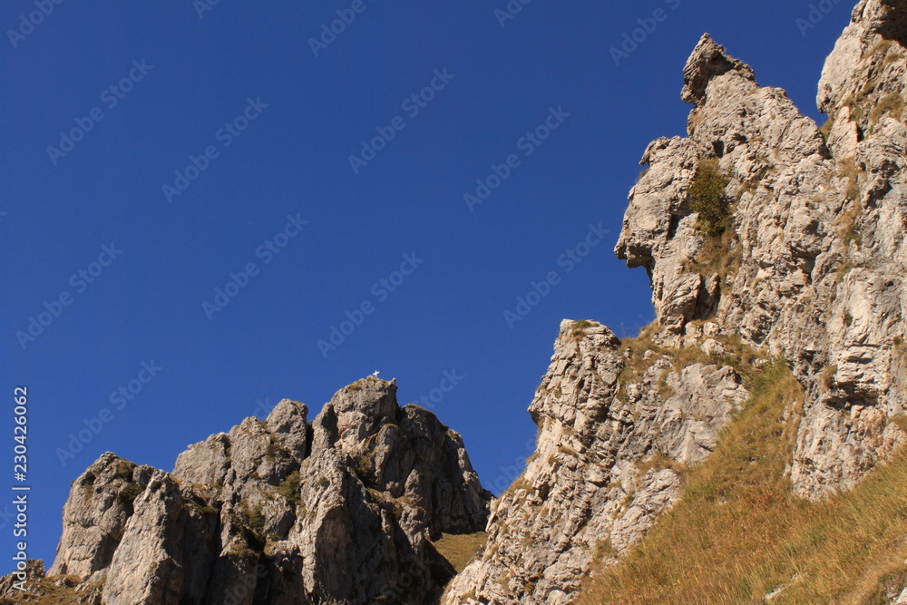 Schroffe Kanten / Blick zum Gipfel des Monte Grona (Luganer Alpen) Schroffe Kanten / Blick zum Gipfel des Monte Grona (Luganer Alpen)