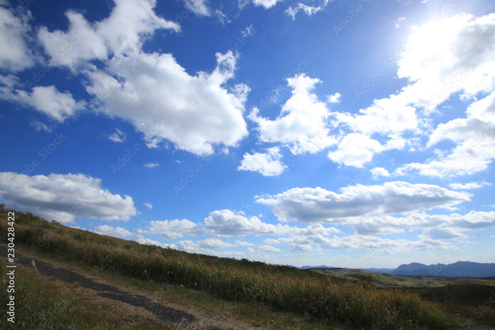 秋吉台　登山道　青空　山口県　日本