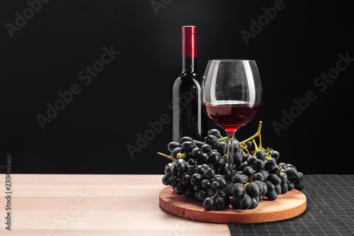 wine and grapes on the table