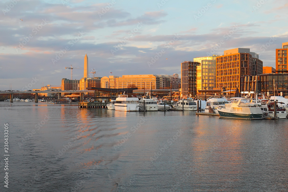 Obraz premium The Wharf and buildings at the DC Waterfront