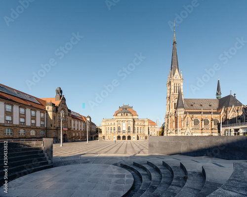 Chemnitzer Opernplatz mit Opernhaus und Petrikirche photo