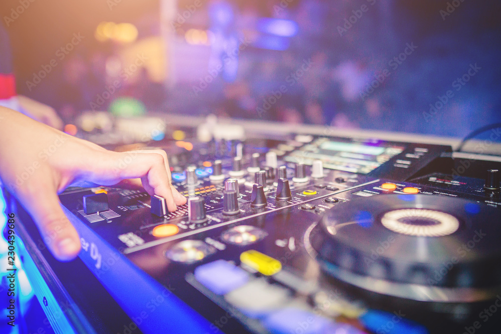 Obraz premium Console di un DJ che suona in un locale notturno