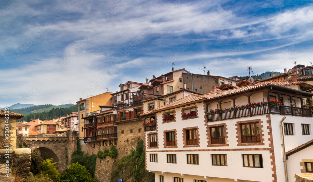 Potes, en los Picos de Europa, Cantabria. Uno de los pueblos más bonitos de España, Ideal para escapadas de fin de semana  Navidades, donde disfrutar de la natutaleza y la montaña.