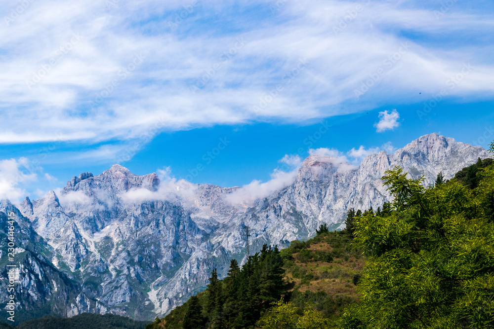 Potes, en los Picos de Europa, Cantabria. Uno de los pueblos más bonitos de España, Ideal para escapadas de fin de semana Navidades, donde disfrutar de la natutaleza y la montaña. Potes, en los Picos de Europa, Cantabria. Uno de los pueblos más bonitos de España, Ideal para escapadas de fin de semana Navidades, donde disfrutar de la natutaleza y la montaña.