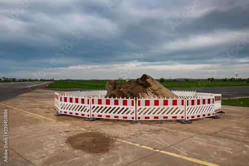 Foto Tas de sable avec barrières travaux sur piste d'aéroport