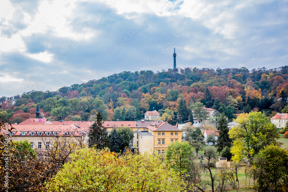 Vue sur la coline et la tour métallique de Pétrin à Prague