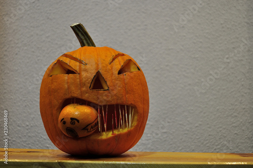 Calabaza de Halloween decorada por niños