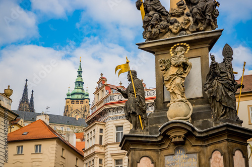 Monument devant l'Église Saint-Nicolas de Malá Strana à Prague