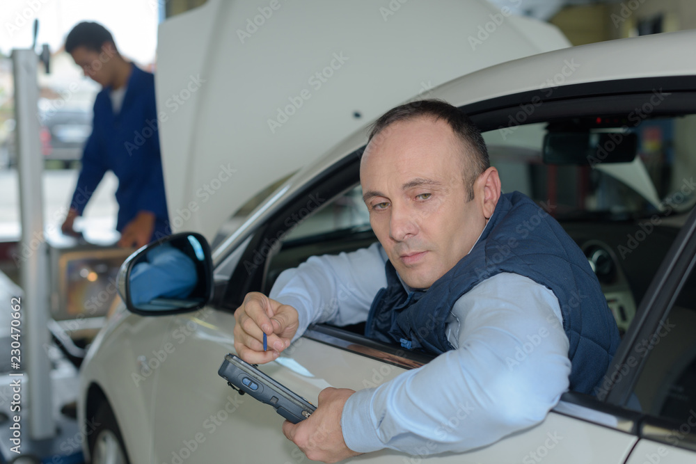 mechanics trying to find car problem mechanics trying to find car problem