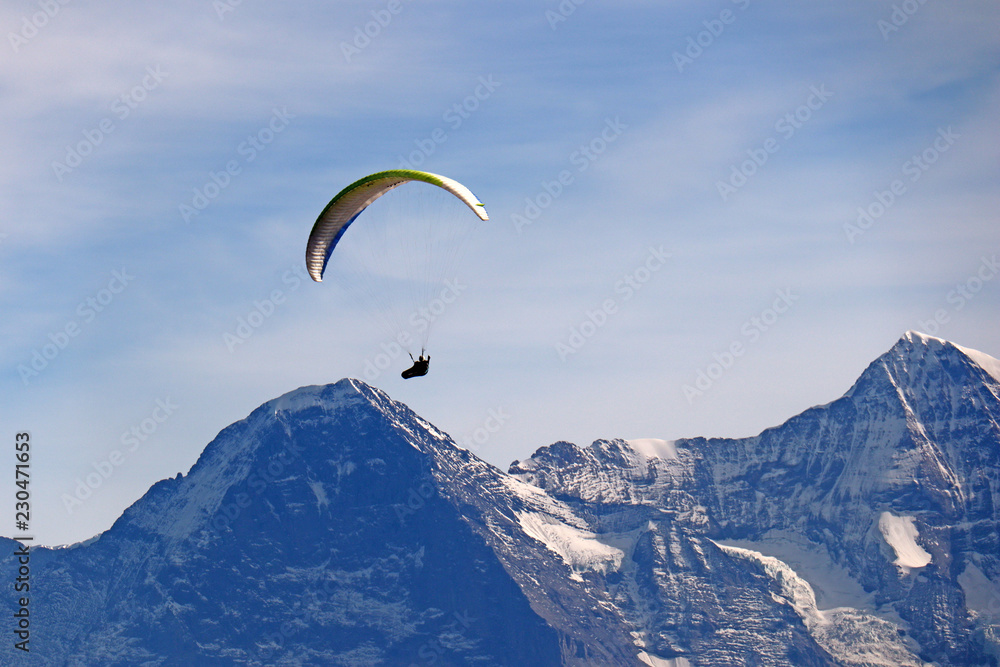 Paragliding vor Eigernordwand, Alpen, Schweiz 