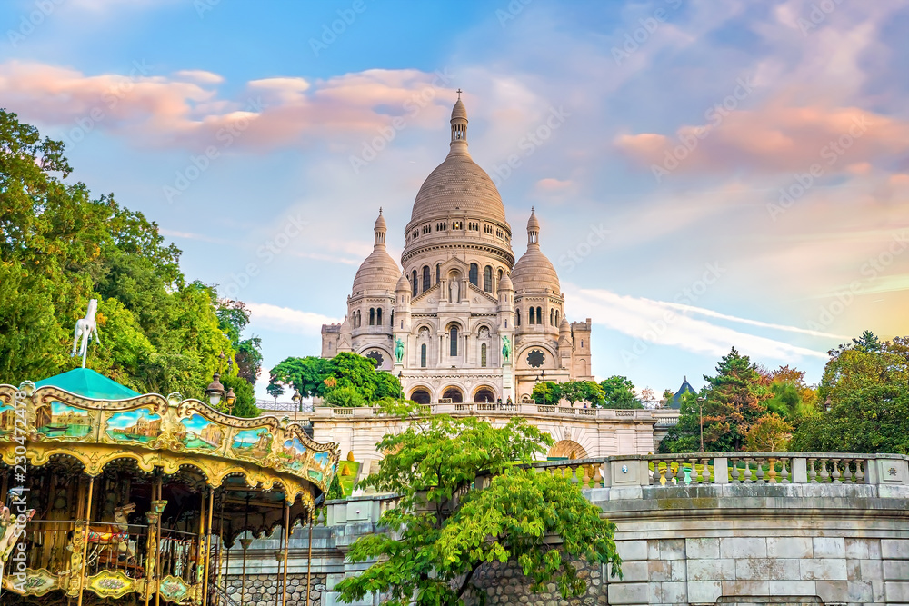 Naklejka premium Katedra Sacre Coeur na wzgórzu Montmartre w Paryżu