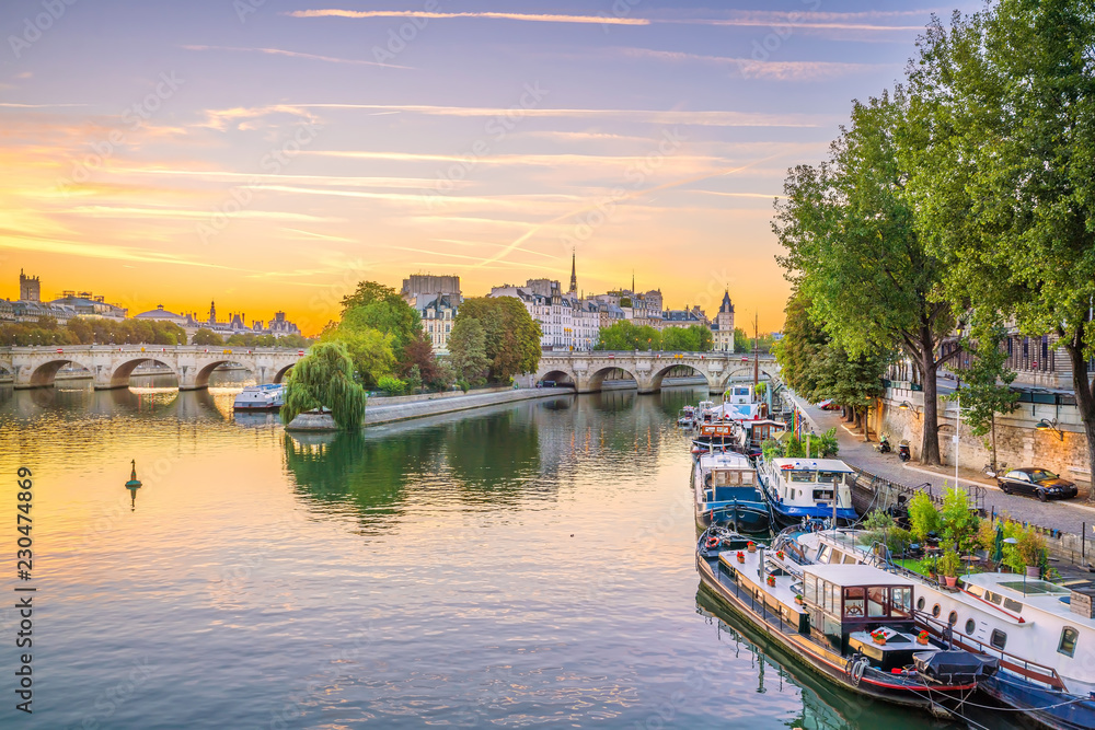 Obraz premium Wschód słońca widok na panoramę starego miasta w Paryżu