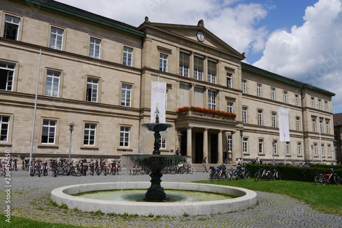 Brunnen und Aula Universität Tübingen
